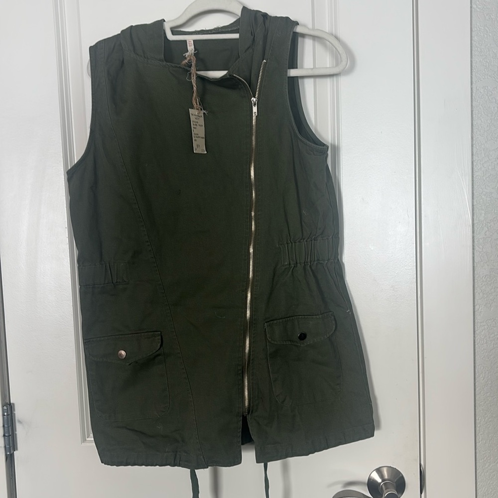 NWT Women’s Raga Vest.   Sample.  Kaki green